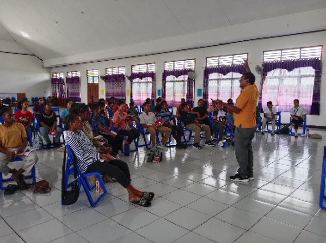 Siswa Sekolah Alkitab mengikuti pelatihan penginjilan